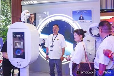 In the interactive zone, guests took immersive AI-augmented selfies together with Justin. (PRNewsfoto/HTX DAO)