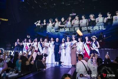Justin Sun presented the award to the winners of the Miss HTX on site. (PRNewsfoto/HTX DAO)